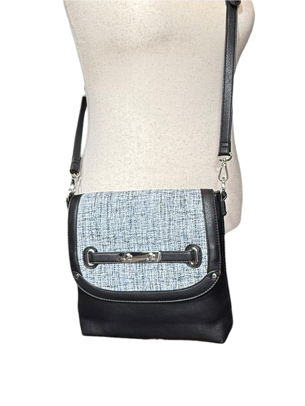 Magnolia and Vine Black & Blue Woven Tweed Magnetic Shell